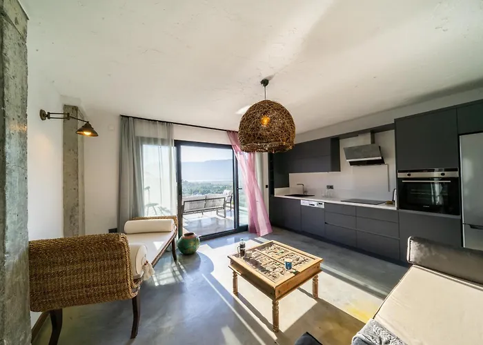 Apart Otel Kikonia Art & *