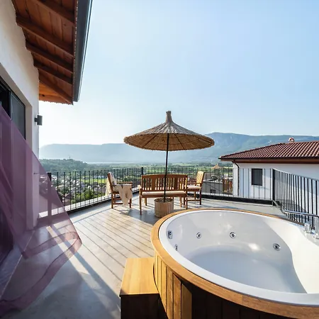 Kikonia Art & Aparthotel 4*